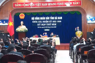 Các đại biểu HĐND tỉnh Hà Nam biểu quyết thông qua các nghị quyết tại Kỳ họp.