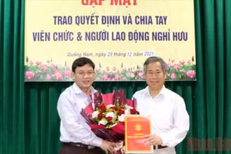 Tiến sĩ Trần Tấn Vịnh (Trường Đại học Quảng Nam, người đứng bên phải) nhận quyết định nghỉ hưu trước tuổi trong đợt 1 năm 2022.