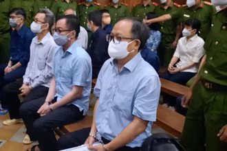 Các bị cáo tại phiên xét xử sáng 27/12.
