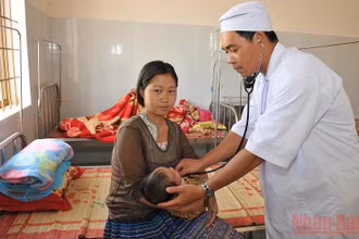 Khám, chữa bệnh cho trẻ em vùng khó khăn tại bệnh viện đa khoa huyện Đắk G’long, Đắk Nông. (Ảnh: NGUYỄN ĐĂNG)