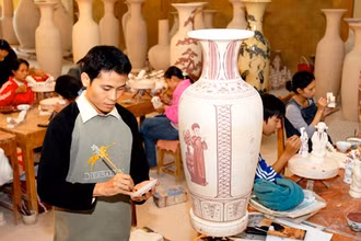 Xưởng sản xuất gốm mỹ nghệ tại Công ty cổ phần gốm Chu Đậu, huyện Nam Sách (Hải Dương). Ảnh: NGUYỄN ĐĂNG