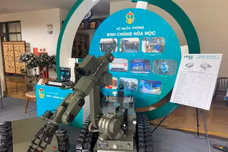 Robot trinh sát phóng xạ và hóa học RBH-18 thuộc Binh chủng Hóa học, đã tham gia diễn tập huấn luyện, ứng phó sự cố phóng xạ hóa học về môi trường.