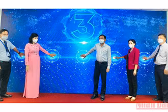 Các đại biểu thực hiện nghi thức bấm nút ra mắt Kênh truyền hình vnEdu-Bạc Liêu. 