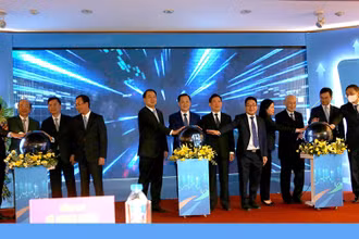 Phó Thủ tướng Lê Minh Khái, Bộ trưởng Tài chính Hồ Đức Phớc cùng các đại biểu thực hiện nghi thức ra mắt chính thức Sở giao dịch chứng khoán Việt Nam. Ảnh: VNX 