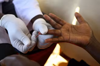 Lấy mẫu máu xét nghiệm HIV/AIDS tại 1 điểm xét nghiệm lưu động ở Ndeeba, ngoại ô thủ đô Kampala, Uganda. (Ảnh: Reuters)