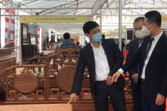 Khách tham quan một số mẫu sản phẩm đồ gỗ được trưng bày tại Triển lãm.