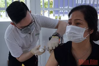 Trong ngày 15/12, Cà Mau tiêm tăng cường mũi 3 cho khoảng 70.000 người. 