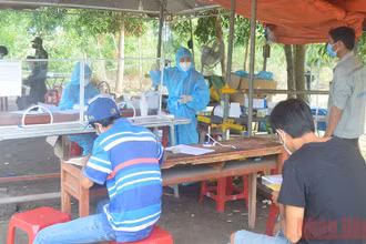 Quảng Ngãi cần khẩn trương chi trả chế độ, chính sách đặc thù cho cán bộ y tế tham gia chống dịch. 