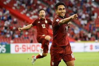 Dangda thực hiện thành công quả phạt 11 mét, mang về chiến thắng 2-1 cho Thái Lan. (Ảnh: Getty)