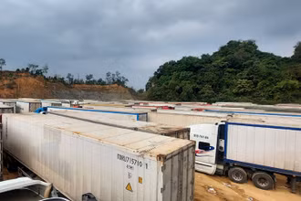 Hàng trăm xe container nằm chờ tại bãi xe Bảo Nguyên, cửa khẩu Tân Thanh, tỉnh Lạng Sơn (chụp sáng ngày 17/12).