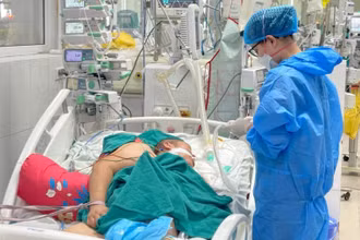 Chăm sóc người bệnh Covid-19 nặng tại Khoa Hồi sức tích cực, Bệnh viện Bệnh nhiệt đới Trung ương. (Ảnh: Hà Linh)