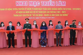 Cắt băng khai mạc triển lãm tranh cổ động và chuyên đề ảnh “Hồ Chí Minh - Người là ánh sáng soi đường”.