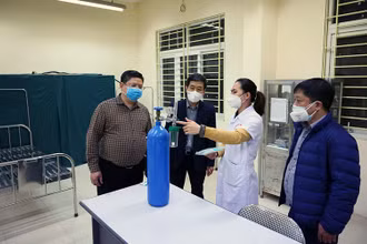 Ðoàn kiểm tra của quận Hoàn Kiếm rà soát vật tư, nhu yếu phẩm phục vụ công tác điều trị F0 tại Trạm y tế lưu động ở số 9 phố Hai Bà Trưng, phường Tràng Tiền. Ảnh: BẢO TRUNG 