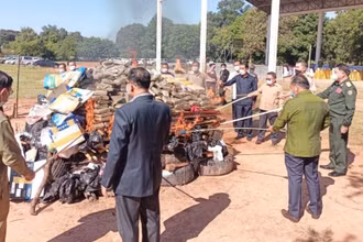 Lực lượng chức năng Lào tiêu hủy ma túy. (Ảnh: Pasaxon)