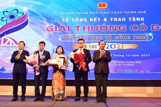 Đồng chí Bí thư Tỉnh ủy Lê Trường Lưu chúc mừng các công trình về khoa học xã hội, nhân văn đạt giải.