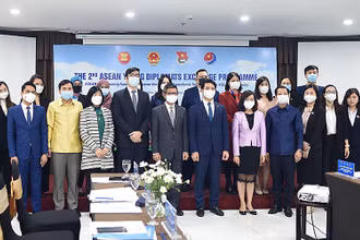 Đại biểu thanh niên các nước ASEAN tham gia chương trình tại đầu cầu TP Hà Nội. 