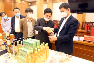 Các thành viên Hội đồng xem xét đánh giá, phân hạng sản phẩm OCOP cấp tỉnh. (Ảnh: Bích Phượng)