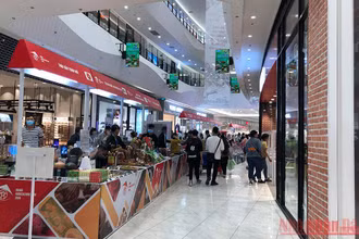 Các gian hàng tại Trung tâm thương mại AEON Hà Đông. (Ảnh: Tuyết Loan)