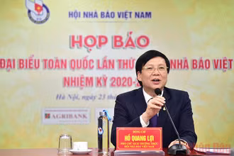 Ông Hồ Quang Lợi, Phó Chủ tịch Thường trực Hội Nhà báo Việt Nam chủ trì họp báo. Ảnh: Thành Đạt
