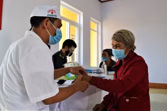 Ngay sau lễ khai trương Phòng khám Quân-dân y xã Ia Lốp, cán bộ Quân y Bộ đội Biên phòng tỉnh Đắk Lắk tổ chức khám và cấp thuốc miễn phí cho người dân địa phương. (Ảnh: Ngọc Lân)