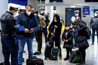 Các nhân viên an ninh kiểm tra hộ chiếu của hành khách tại sân bay Frankfurt, Đức. (Ảnh: Reuters)