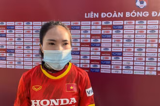 Phạm Thị Tươi trả lời phỏng vấn trong buổi tập chiều 2/12. (Ảnh: VFF)