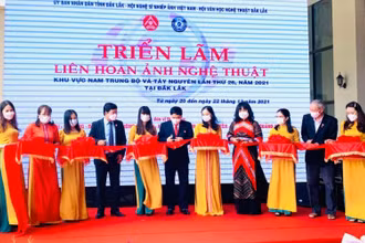 Lãnh đạo tỉnh Đắk Lắk và các đại biểu cắt băng khai mạc triển lãm.