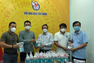 Giám đốc Hợp tác xã Toàn Phát Lê Đức Toàn (thứ 2 từ phải qua) trao túi thuốc cho Hội Nhà báo Tây Ninh.