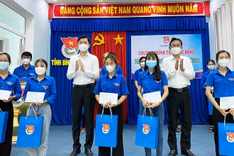 Đồng chí Nguyễn Minh Triết (áo trắng, bên trái trong ảnh) cùng đại diện lãnh đạo tỉnh Bình Định trao học bổng tặng học sinh, sinh viên tại chương trình.