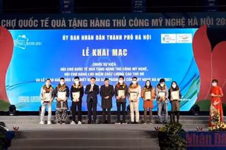 Trao giải cho các tác giả đạt giải trong Cuộc thi Thiết kế mẫu sản phẩm thủ công mỹ nghệ Hà Nội năm 2021. (Ảnh: NGUYÊN TRANG)