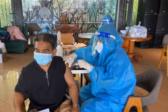 An Giang khẩn trương tiêm vaccine cho người từ 50 tuổi trở lên.