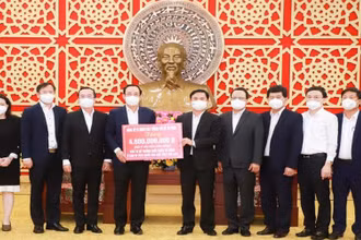 Đồng chí Nguyễn Văn Nên trao tặng món quà cho tỉnh Nghệ An. (Ảnh: Thành Duy)