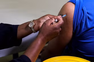 Tiêm vaccine phòng Covid-19 ở Johannesburg, Nam Phi, ngày 9/12/2021. (Ảnh: Reuters)