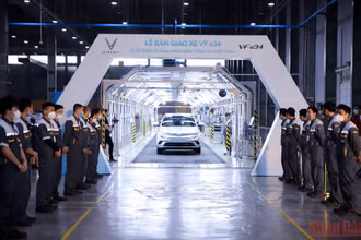 Những xe ô-tô điện VF e34 đầu tiên xuất xưởng tại Nhà máy VinFast (Hải Phòng).