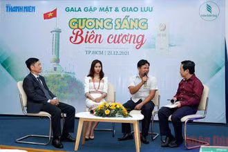 Ban tổ chức giao lưu với các gương sáng biên cương.