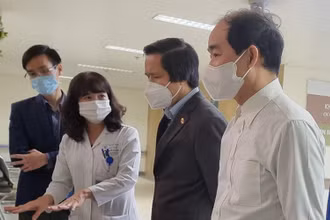 Đoàn kiểm tra công tác phòng, chống dịch tại Bệnh viện Thanh Nhàn. 