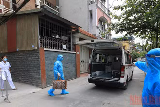 F0 được đưa đi cách ly điều trị. (Ảnh: THÀNH ĐẠT).