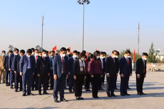 Các đại biểu thành kính tưởng niệm đồng chí Ngô Gia Tự tại Công viên Ngô Gia Tự.