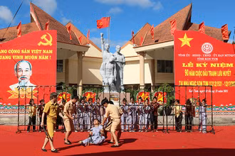 Trình diễn văn nghệ, sân khấu hoá Cuộc đấu tranh Lưu huyết tại buổi lễ.