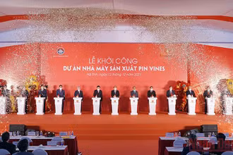 Chủ tịch nước Nguyễn Xuân Phúc cùng các đồng chí lãnh đạo Đảng, Nhà nước bấm nút khởi công Nhà máy sản xuất pin VinES.