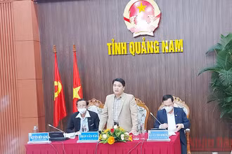 Phó Chủ tịch UBND tỉnh Quảng Nam Trần Văn Tân phát biểu tại buổi họp báo.