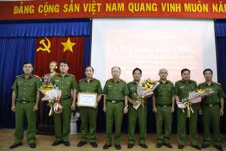 Khen thưởng các lực lượng phá án nhanh và bắt giữ đối tượng cướp ngân hàng.