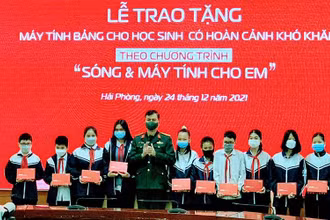 Trung tá Đặng Anh Tuấn, Giám đốc Chi nhánh Viettel Hải Phòng trao máy tính bảng tặng học sinh có hoàn cảnh khó khăn trên địa bàn thành phố Hải Phòng.