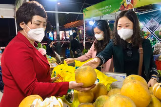 Người tiêu dùng Thủ đô tham quan, mua sắm các sản phẩm nông sản tiêu biểu của các tỉnh, thành phố.