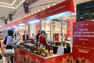 Các doanh nghiệp sản xuất giới thiệu sản phẩm tới người tiêu dùng tại Hội chợ.