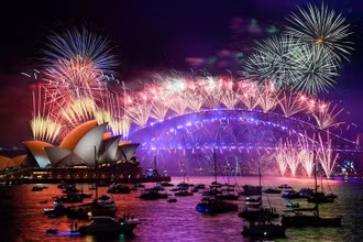 Màn pháo hoa đón năm mới tại Sydney, Australia. (Ảnh Reuters)