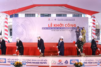 Bộ trưởng Đào Ngọc Dung và các đại biểu thực hiện nghi thức động thổ khởi công dự án (Ảnh: Molisa).