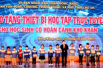 Lãnh đạo quận Hồng Bàng (Hải Phòng) trao máy tính tặng học sinh có hoàn cảnh khó khăn.