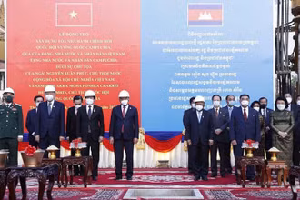 Chủ tịch nước Nguyễn Xuân Phúc dự lễ tòa nhà hành chính mới của Quốc hội Vương quốc Campuchia. (Ảnh: TTXVN)