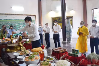Bí thư Tỉnh ủy Đồng Tháp Lê Quốc Phong cùng đại biểu thành kính dâng hương tại Đền thờ cụ Phó bảng Nguyễn Sinh Sắc.